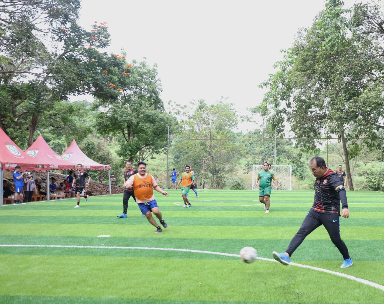 Jalin Silaturahmi, Danny Main Futsal Bareng Anggota DPRD Makassar